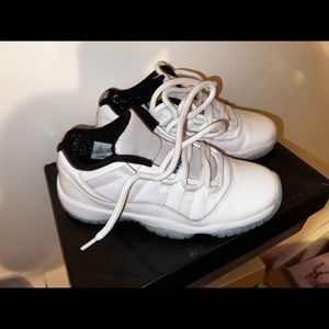 Jordan low top white Ice bubblegum low cut 11 retro